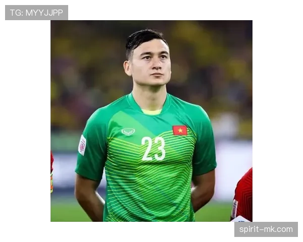 越南队门将邓文林关键扑救力保球门，助球队强势晋级彰显实力